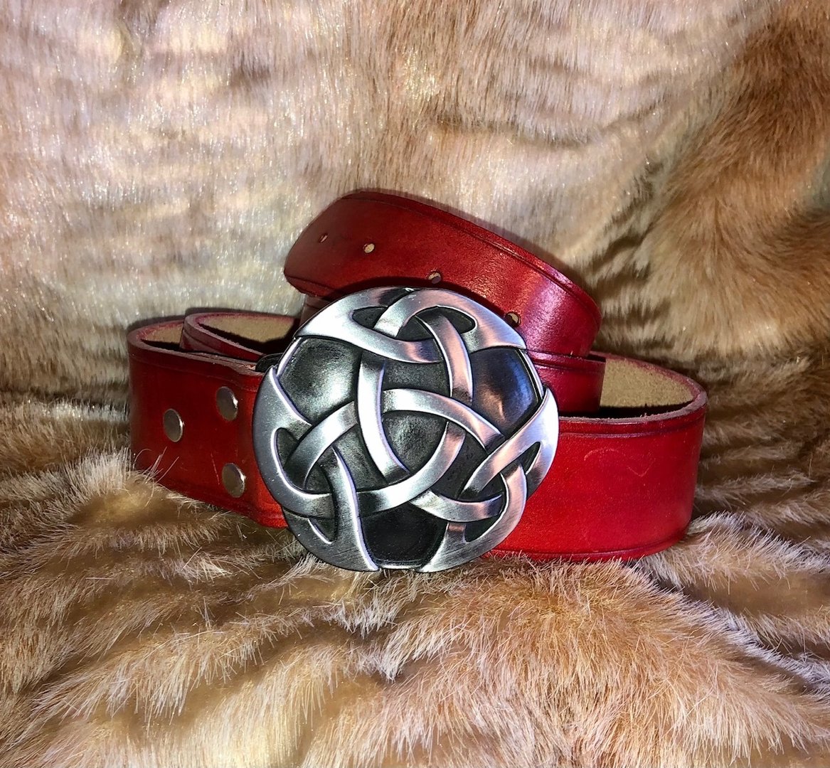 Cintura in cuoio con fibbia celtica - Cosplay&Co - Gli strumenti della  vostra Arte